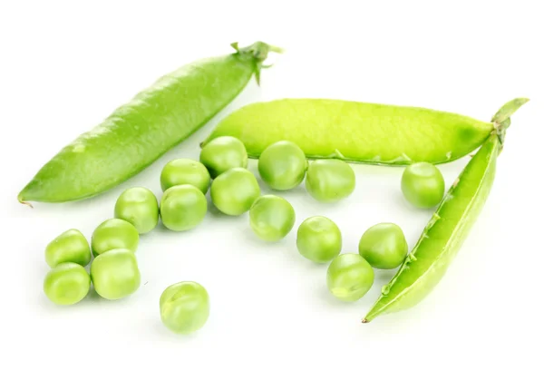Guisantes verdes aislados sobre blanco — Foto de Stock