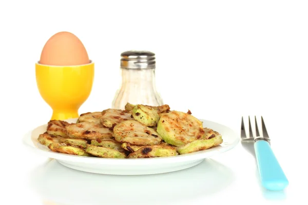 Smażone cukinia z jajka na śniadanie na białym tle — Zdjęcie stockowe