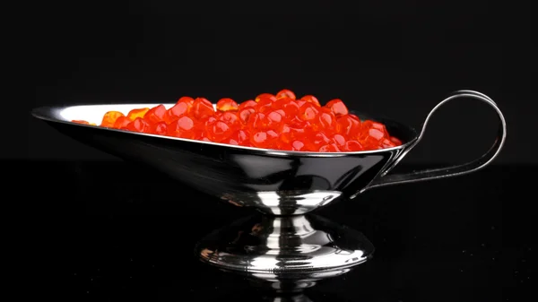 Caviar vermelho em tigela de prata isolado em preto — Fotografia de Stock