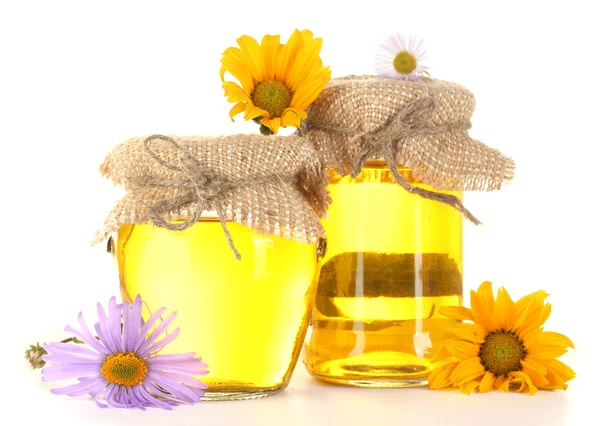 Édes méz üvegek és elszigetelt fehér virágok — Stock Fotó