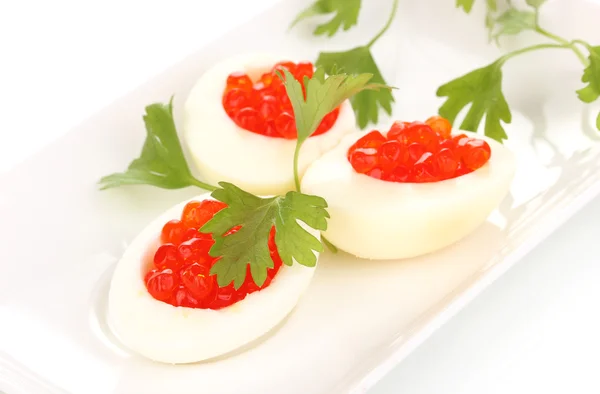 Caviar vermelho em ovos em placa branca isolada em branco — Fotografia de Stock