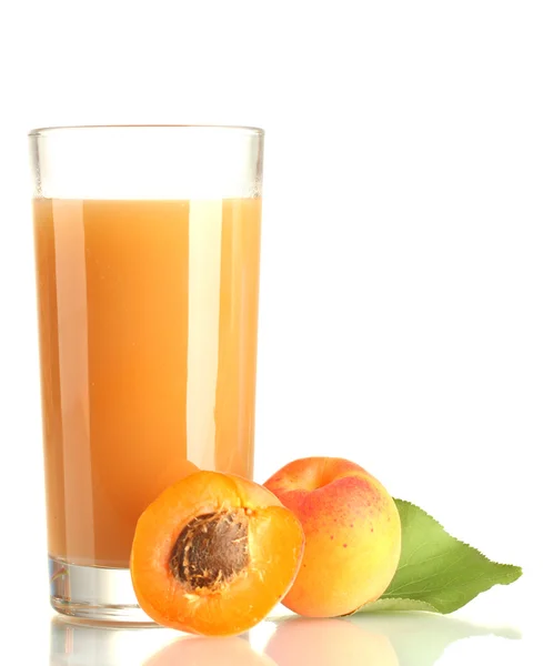 Verre de jus d'abricot et d'abricots avec feuille isolée sur blanc — Photo
