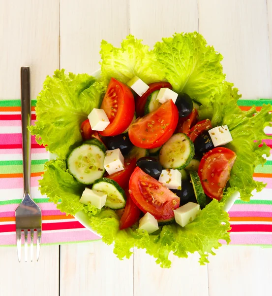 Savoureuse salade grecque sur fond de bois blanc — Photo
