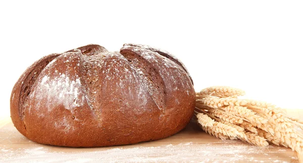 Domowy chleb cały na drewniane cięcia pokładzie zbliżenie — Zdjęcie stockowe