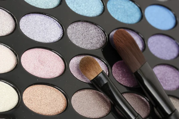 Kit de sombras con cepillos para maquillaje —  Fotos de Stock
