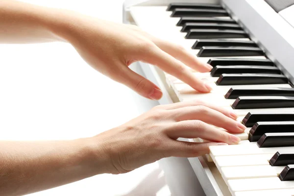 Handen van de vrouw spelen synthesizer — Stockfoto