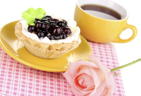 Tort dulce cu ceașcă de ceai izolat pe alb — Fotografie, imagine de stoc
