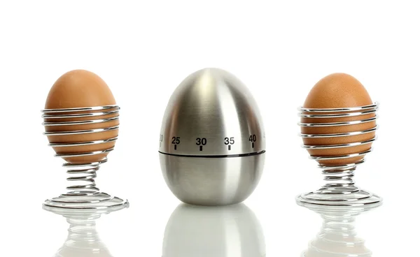 Timer uovo e uovo in metallo stand isolato su bianco — Foto Stock