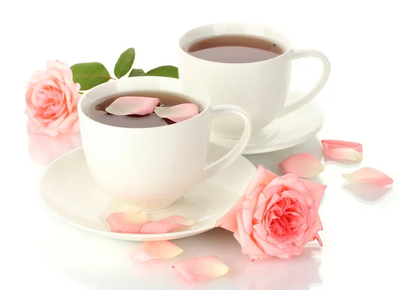 Tazas de té con rosas aisladas en blanco — Foto de Stock