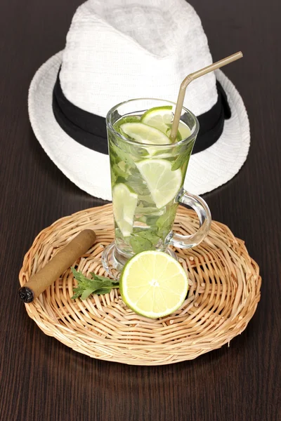 Mojito and a hat on a wooden background — Stock Photo, Image