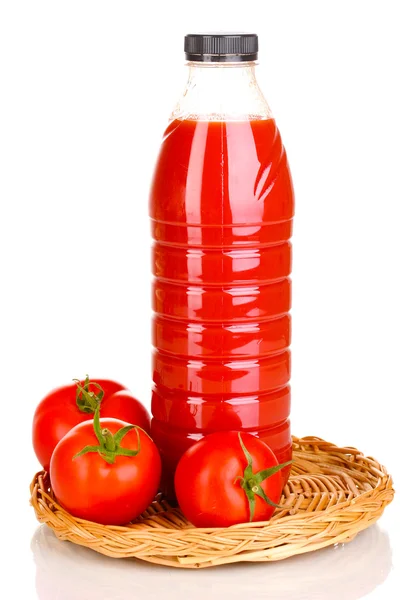 Tomatensap in fles op rieten mat geïsoleerd op wit — Stockfoto