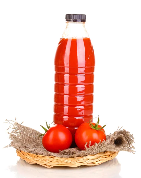 Sumo de tomate em garrafa sobre pano de saco isolado em branco — Fotografia de Stock