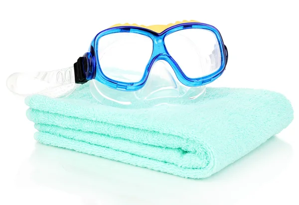 Óculos de natação na toalha isolada no branco — Fotografia de Stock