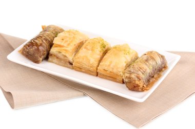 plaka üzerinde beyaz izole tatlı baklava