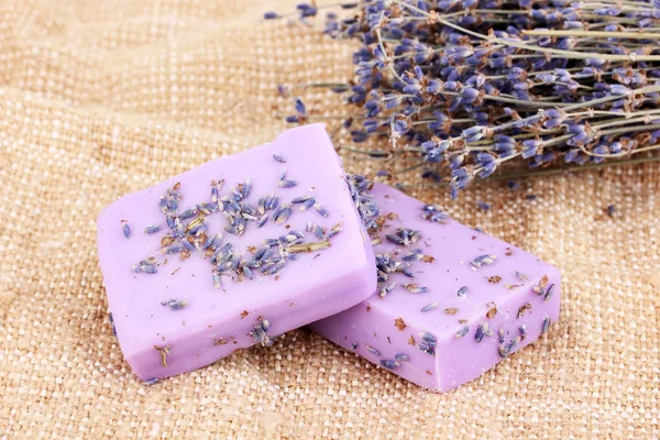 Handgjorda lavendel tvålar på säckväv — Stockfoto