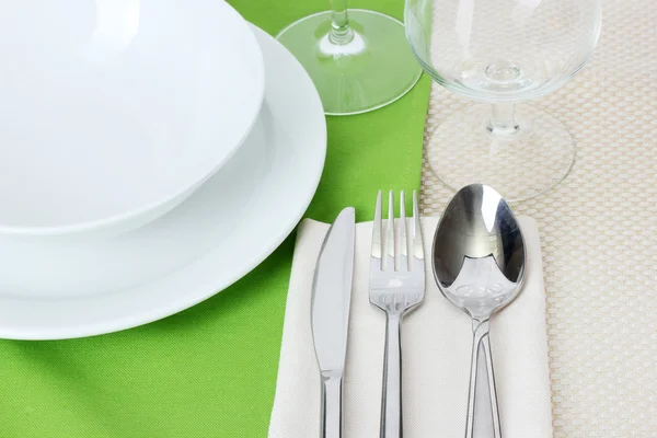 Ajuste de mesa con tenedor, cuchillo, cuchara, platos y servilleta —  Fotos de Stock