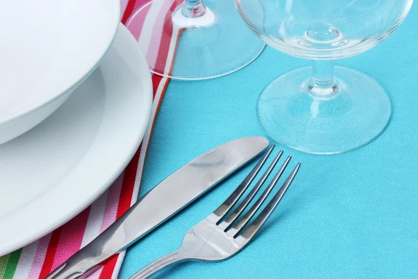 Tafelopstelling met vork, mes, borden en servet — Stockfoto