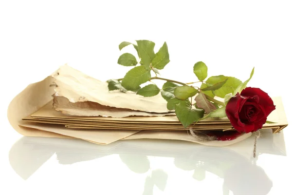 De oude parchments en/of letters met een roos op een witte achtergrond close-up — Stockfoto
