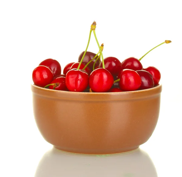 Körsbär i brun skål isolerad på vit — Stockfoto
