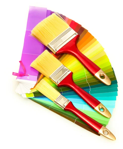 Boya fırçaları ve parlak beyaz üzerinde izole renk paleti — Stok fotoğraf