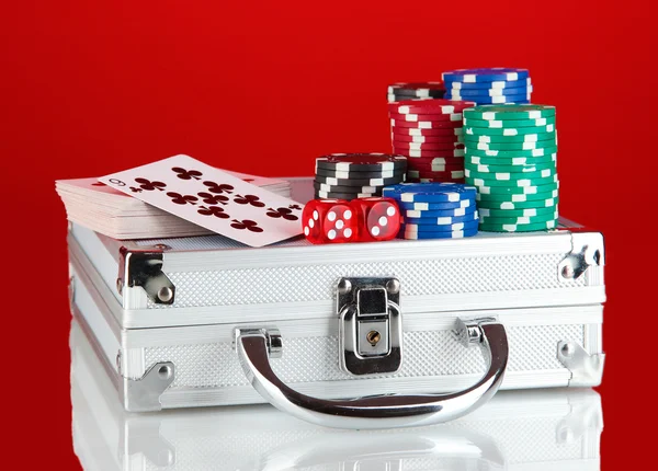 Poker parlak kırmızı zemin üzerine metalik bir davada ayarla — Stok fotoğraf