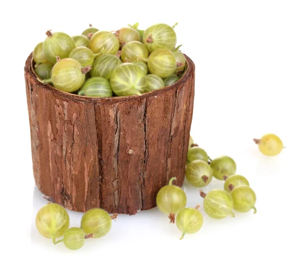 Uva spina verde in tazza di legno isolato su bianco — Foto Stock