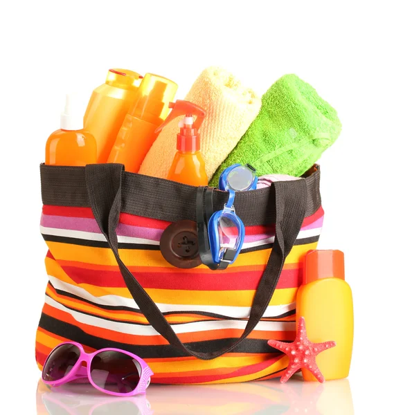 Bolsa de playa con accesorios de playa, aislada en blanco —  Fotos de Stock