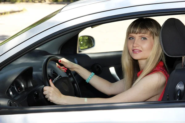 Felice donna bionda sorridente in auto — Foto Stock
