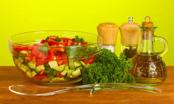 新鮮なサラダ、油彩、緑の背景 — ストック写真