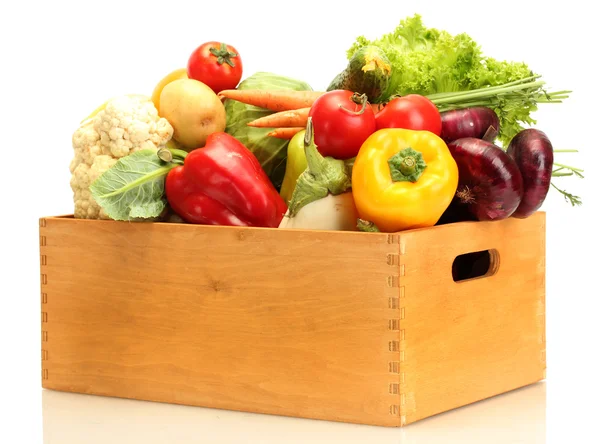 Verduras frescas en caja de madera aislada en blanco — Foto de Stock