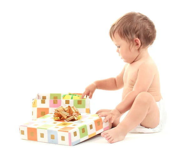 Bébé mignon et boîte cadeau isolé sur blanc — Photo