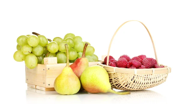 Reife Früchte und Beeren isoliert auf weiß — Stockfoto