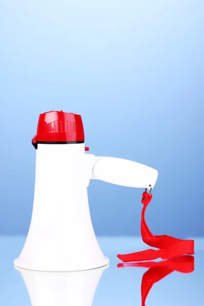 Красный и белый мегафон на синем фоне — стоковое фото