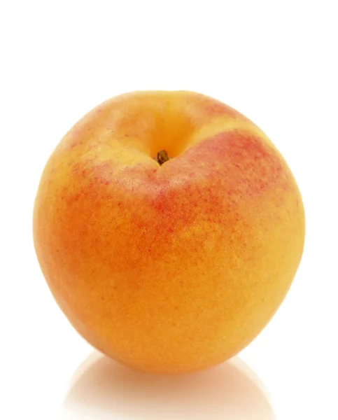 Спелый сладкий абрикос, изолированный на белом — стоковое фото