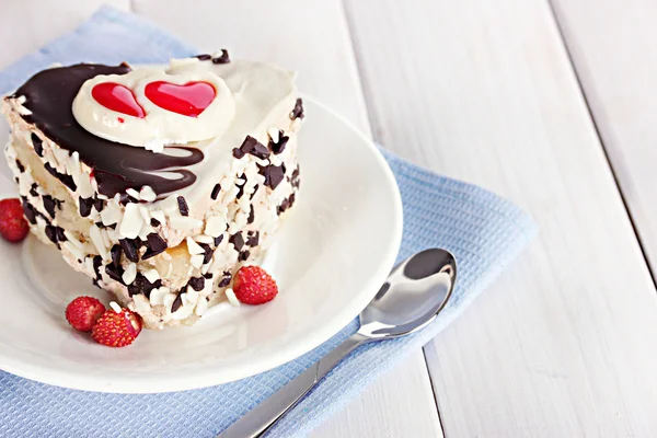 Сладкий торт с шоколадом на тарелке на деревянном столе — стоковое фото