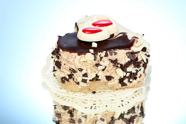 Süße Torte mit Schokolade auf blauem Hintergrund — Stockfoto