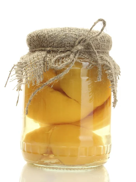 白で隔離される jar で缶詰アプリコット — ストック写真