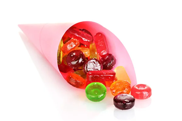 Läckra färgglada karameller i ljusa väska isolerad på vit — Stockfoto