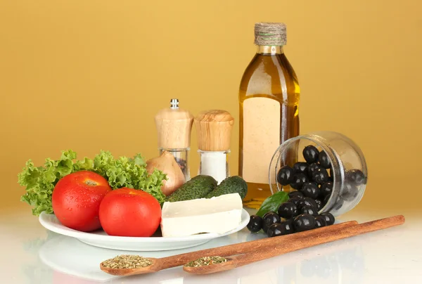 Состав для греческого салата на коричневом фоне крупным планом — стоковое фото