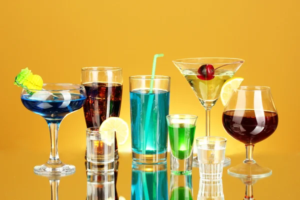 Una varietà di bevande alcoliche su fondo giallo — Foto Stock