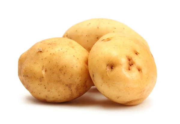 Batatas frescas isoladas em branco — Fotografia de Stock