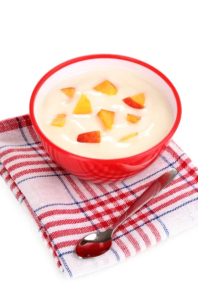 Yoghurt met perzik in kom geïsoleerd op wit — Stockfoto