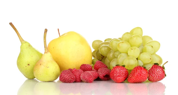 成熟的甜水果和浆果孤立在白色的混合 — 图库照片