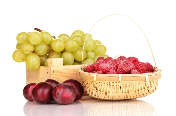 Стиглі фрукти та ягоди ізольовані на білому — стокове фото