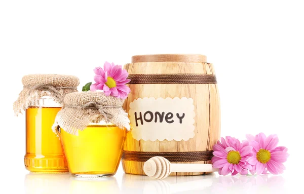 Γλυκό μέλι στο βαρέλι και βάζα με drizzler που απομονώνονται σε λευκό — Φωτογραφία Αρχείου