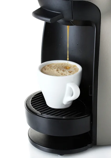 Macchina da caffè espresso versando caffè in tazza isolato su bianco — Foto Stock