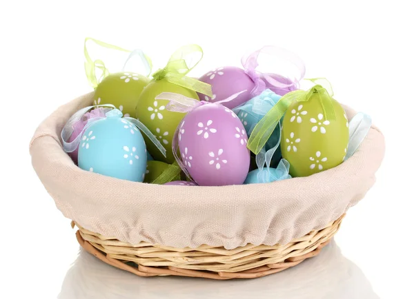 Barevné velikonoční vejce v košíku izolovaných na bílém — Stock fotografie