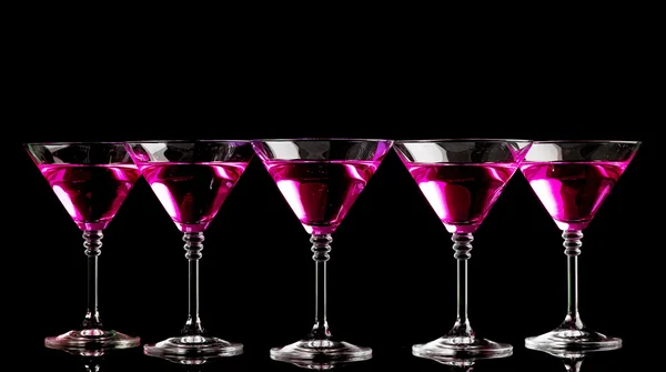 Cocktails roses dans des verres à martini isolés sur noir — Photo