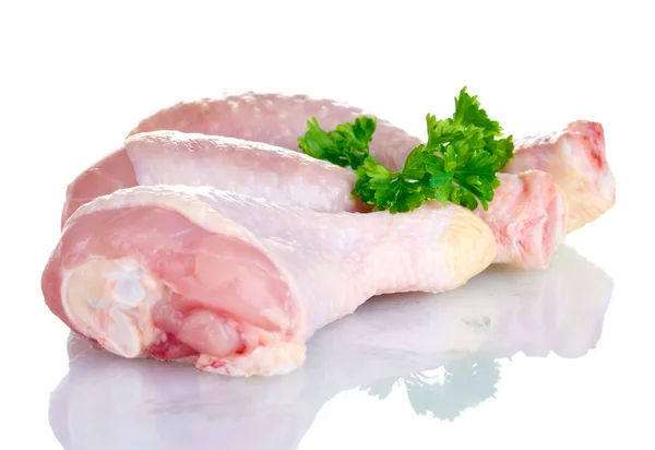 Bâtonnets de poulet cru en assiette avec persil isolé sur blanc — Photo