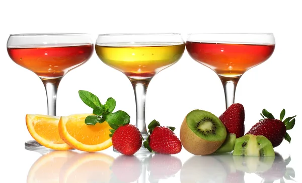 Gelatina de frutas en vasos y frutas aisladas en blanco — Foto de Stock